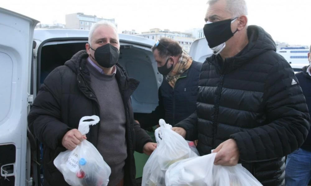 Πειραιάς: Γεύματα αγάπης στους άστεγους-«Κανένας μόνος»